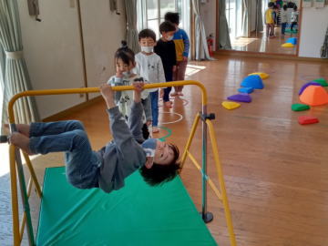鉄棒あそび